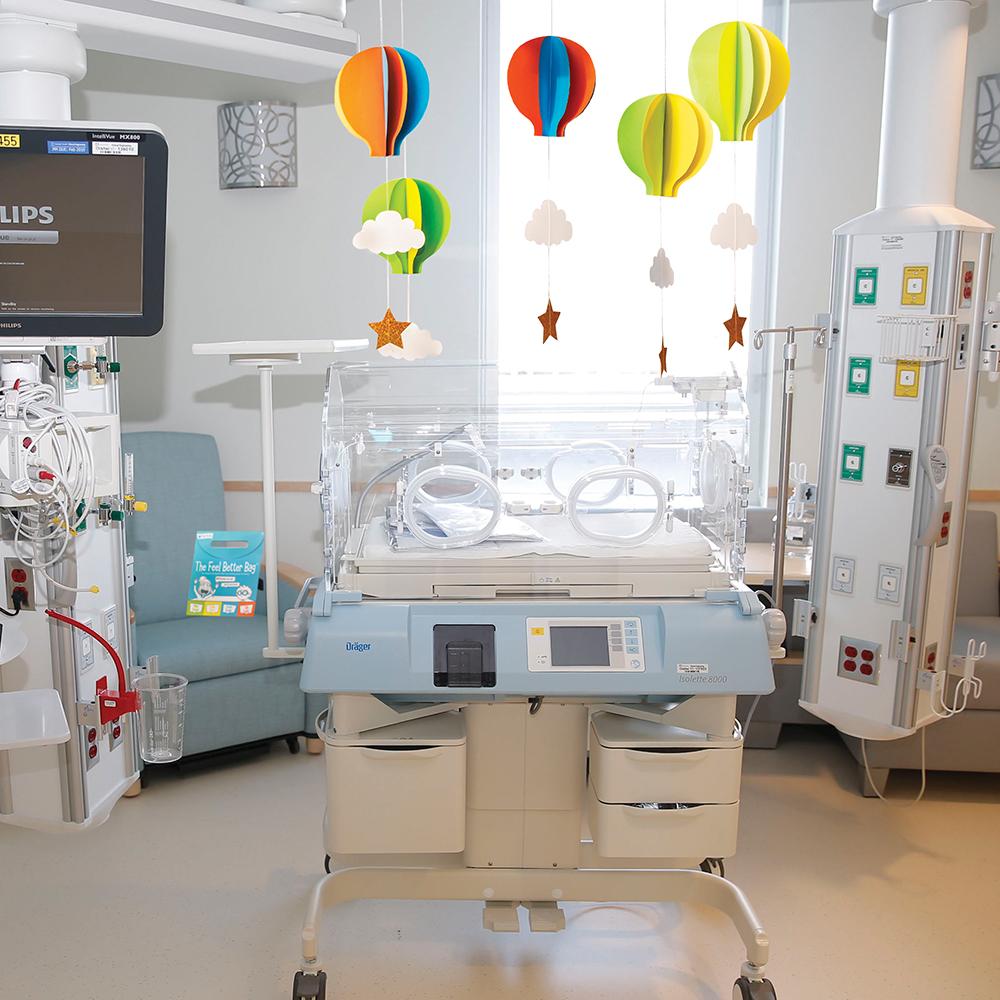 Example of hot air balloons from the Hot Air Balloons Room Decoration Kit, in a child’s hospital room.